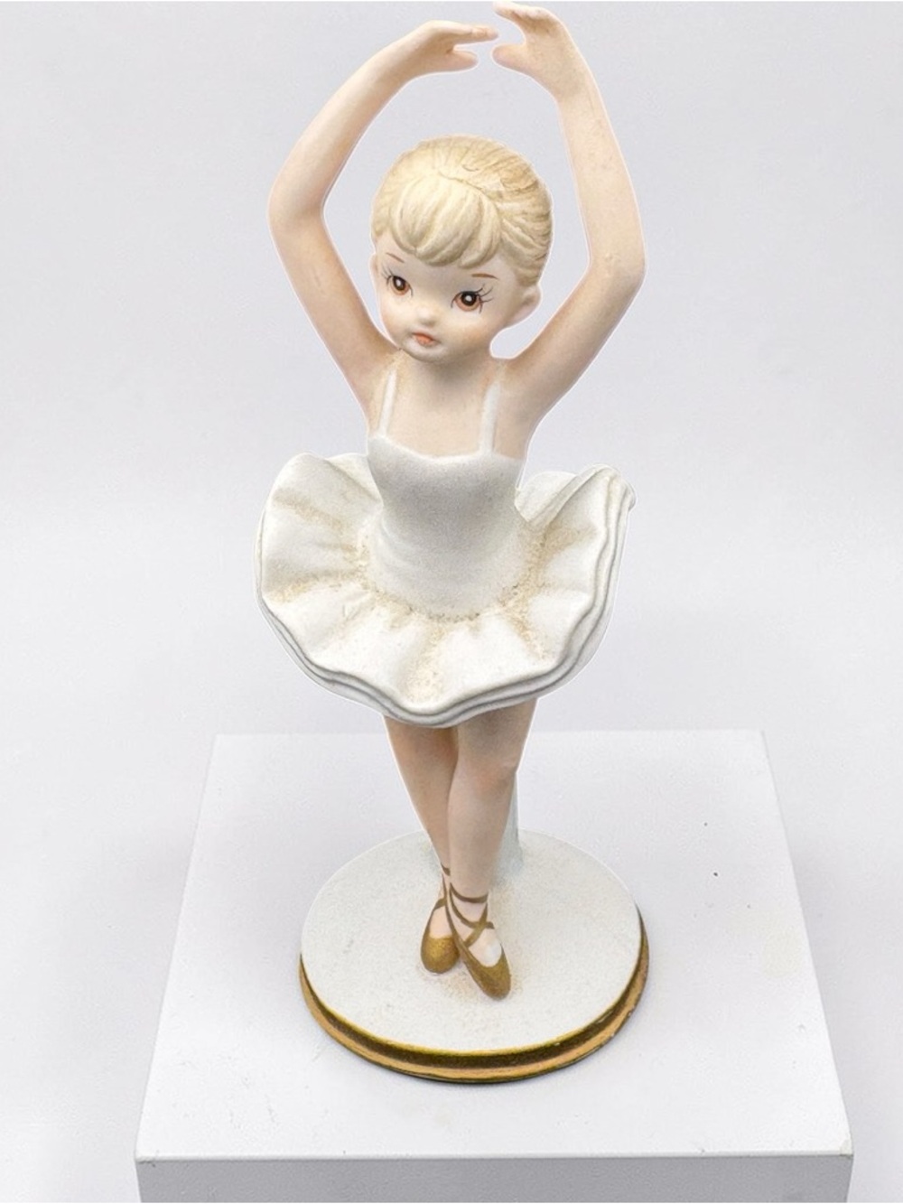 Vintage Lefton 1983 Ballerina 03835 Christopher Collection Figurine on Pedestal - Picture 10 of 14